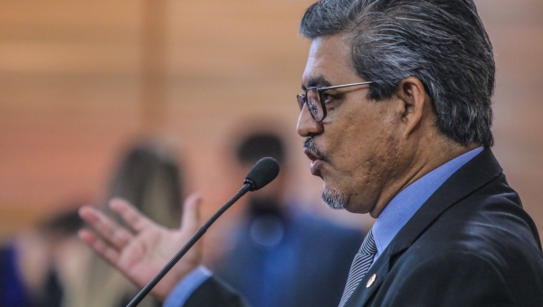 “A decisão do TCE garante o reajuste do piso nacional da Educação e o respeito ao PCCR”, diz Edvaldo Magalhães